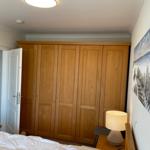Schlafzimmer mit Doppelbett und Kleiderschrank