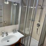 Badezimmer mit Dusche