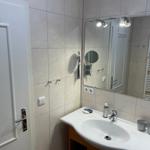 Badezimmer mit Waschtisch und Spiegel