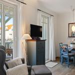 Wohn-Essbereich mit Couch und Flatscreen-TV