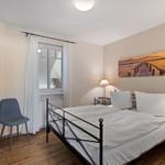 Schlafzimmer mit Doppelbett und Sitzgelegenheit