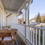 Überdachter Balkon mit Sitzgelegenheit