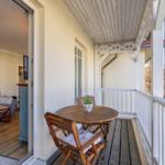 Überdachter Balkon mit Sitzgelegenheit
