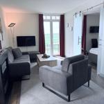 Wohn-Essbereich mit Couch und Flatscreen-TV
