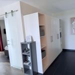 Wohn-Essbereich mit Zugang zum Schlafzimmer
