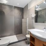 Badezimmer mit Dusche