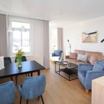 Wohn-Essbereich der Ferienwohnung Seehof201 auf Usedom mit Couch und Esstisch