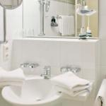 Badezimmer der Ferienwohnung Seehof201 auf Usedom mit Föhn und Schminkspiegel