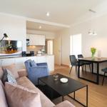 Wohnbereich der Ferienwohnung Seehof201 auf Usedom mit Couch und Flatscreen-TV