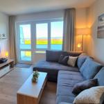 Wohn-Essbereich mit Couch und Flatscreen-TV