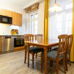 Küchenzeile mit Esstisch und Sitzgelegenheit