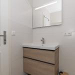 Badezimmer mit Waschtisch