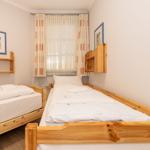 Schlafzimmer mit zwei Einzelbetten