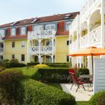 Terrasse mit Gartenmöbeln und Grünfläche