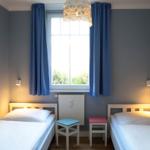 Schlafzimmer mit zwei Einzelbetten