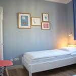 Schlafzimmer mit zwei Einzelbetten