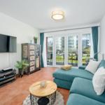 Wohn-Essbereich mit Couch und Flatscreen-TV