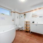 Badezimmer mit Badewanne und Dusche