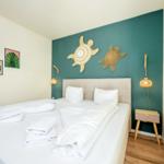 Schlafzimmer mit Doppelbett