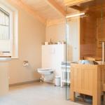 Bad mit Sauna, Toilette und Fenster mit Jalousie.