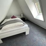 Schlafzimmer mit Bett in gemütlicher Atmosphäre.