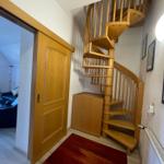 Großzügiger Flur mit Garderobe und Wendeltreppe zum Schlafzimmer.
