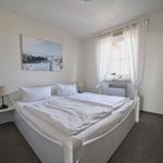 Schlafzimmer mit Kleiderschrank...