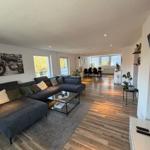 Top Wohnzimmer mit riesigem Smart TV und Kingsize Sofa welches bei Bedarf zur kompletten Liegefläche umfunktioniert werden kann.