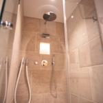 Dusche mit Duschkopf, Handbrause und integriertem Licht