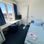 Einzelzimmer im Strandhotel, in blau-weiß gehalten