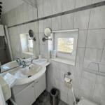 Das Bad samt Dusche