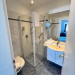 Das Badezimmer, mit Dusche oder Badewanne