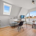Küche mit Essbereich, Dachfenster und großem Fenster mit Blick.