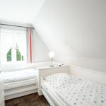 Zimmer mit zwei Betten, Fenster und Lampen