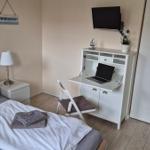 Schlafzimmer und Arbeitsplatz