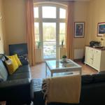 Wohnbereich mit Zugang zum Balkon
