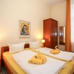 Schlafzimmer mit Doppelbett