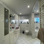 Großes Badezimmer