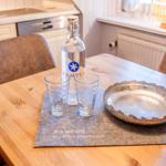 Nachhaltigkeit beginnt oft bei kleinen Dingen – wie dieser stilvollen Glasflasche mit Kampen-Logo, die Sie in Ihrer Ferienwohnung erwartet.