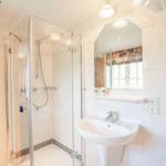 Badezimmer mit Dusche, Fenster und WC