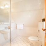 geräumiges Bad mit Dusche, Fenster und WC