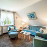 Wohnzimmer mit Sofa und TV