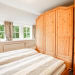 Schlafzimmer mit viel Stauraum