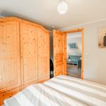 Das Schlafzimmer mit Doppelbett liegt, wie alle Zimmer auf einer Ebene im Dachgeschoss von Haus Margarete.