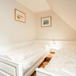 Schlafzimmer mit zwei Einzelbetten