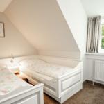 Schlafzimmer mit zwei Einzelbetten und Blick ins Grüne