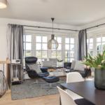 Gemütliche Sofaecke vor dem Panoramafenster