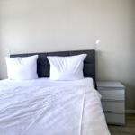Schlafzimmer mit Bett, Nachttisch und Kleiderschrank.