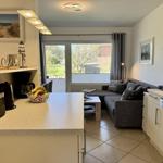 Küche mit Essbereich und Wohnbereich mit Sofa und Fenster