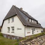 Wohnhaus mit Namen Clarissa, weiß gestrichene Fassade und dunklem Dach